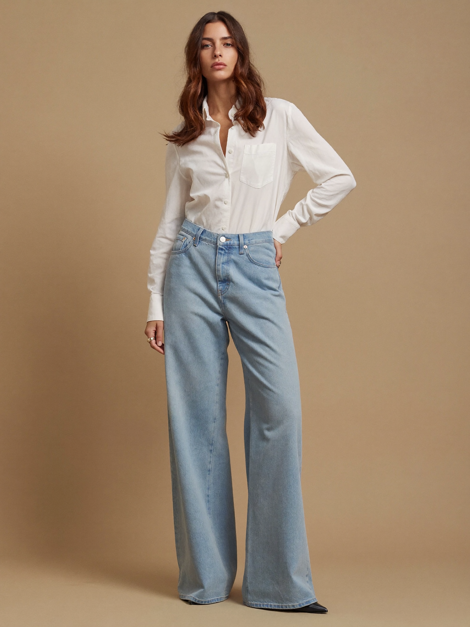 Vrouw in wijde jeans met wit overhemd