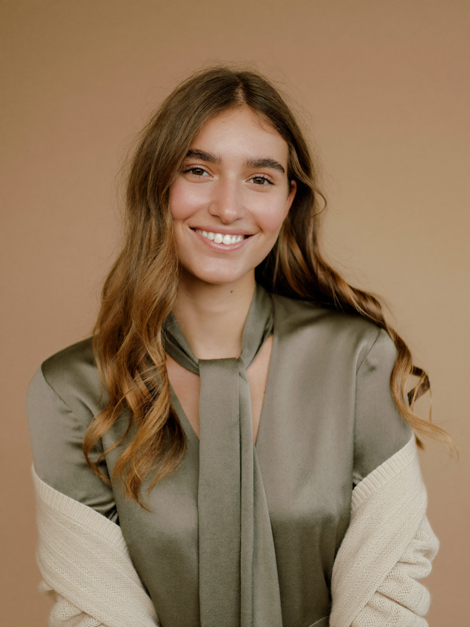 Vrouw in satijnen blouse met vest