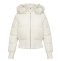 Witte korte pufferjas voor dames met capuchon en witte imitatiebontrand, vooraanzicht op witte achtergrond