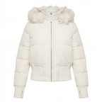 Witte korte pufferjas voor dames met capuchon en witte imitatiebontrand, vooraanzicht op witte achtergrond