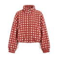 Terracotta en crèmekleurige geruite sherpa fleece jas voor dames, vooraanzicht op witte achtergrond