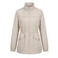 Beige lichtgewicht overgangsjas voor dames, vooraanzicht op witte achtergrond.