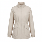Beige lichtgewicht overgangsjas voor dames, vooraanzicht op witte achtergrond.