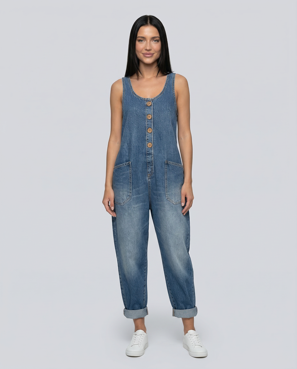 Casual denim jumpsuit voor vrouwen met knoopdetail en opgestikte zakken.