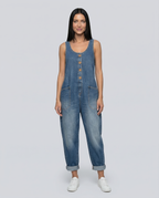 Casual denim jumpsuit voor vrouwen met knoopdetail en opgestikte zakken.