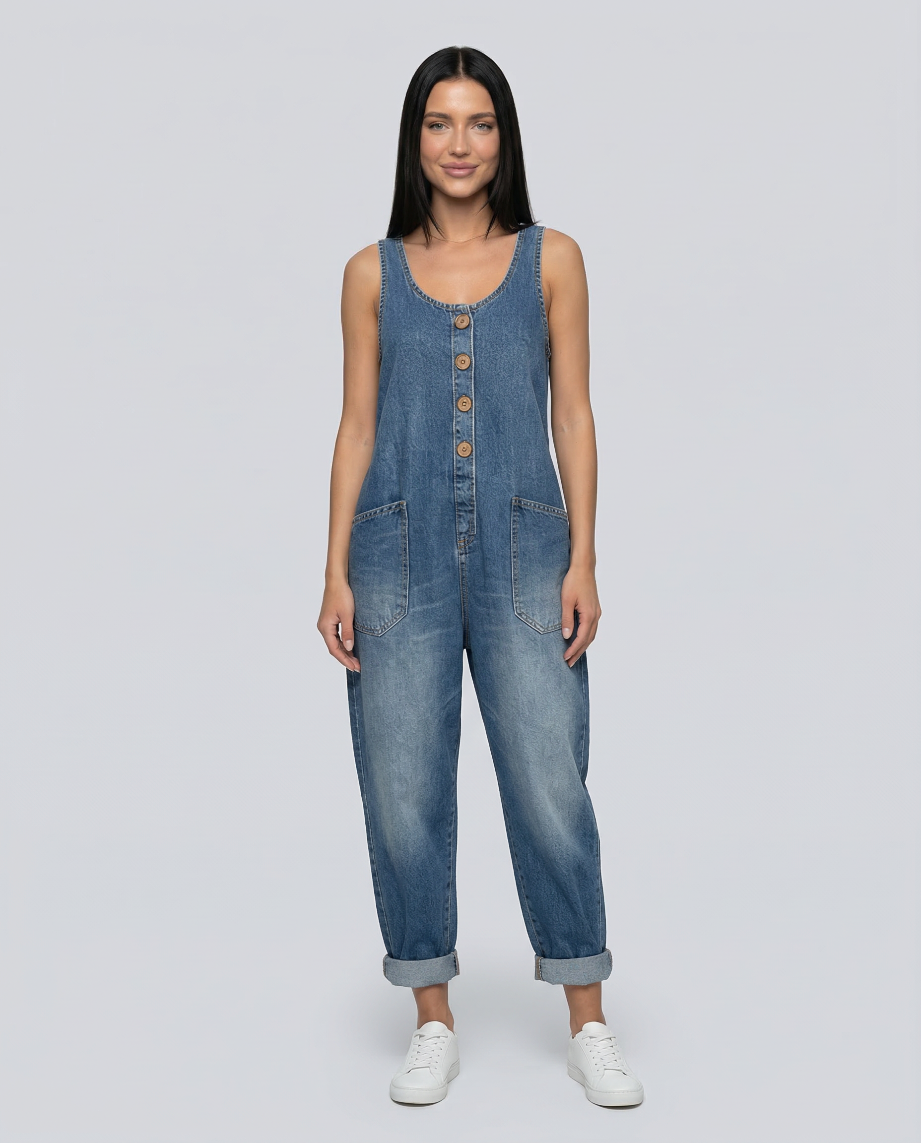Casual denim jumpsuit voor vrouwen met knoopdetail en opgestikte zakken.