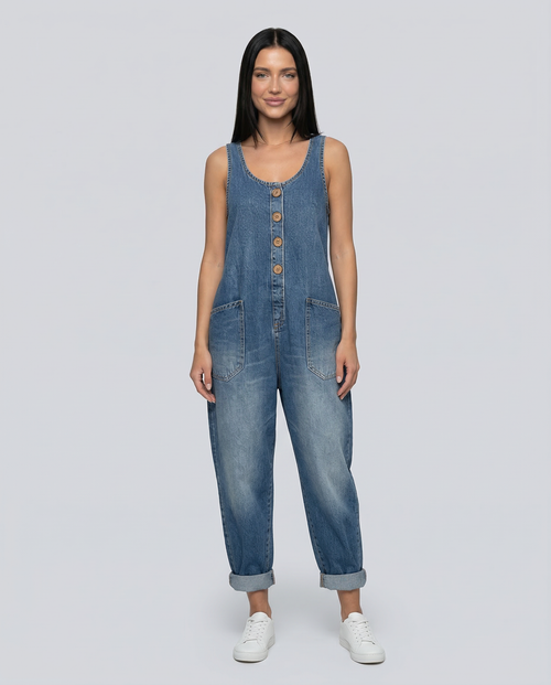 Casual denim jumpsuit voor vrouwen met knoopdetail en opgestikte zakken.