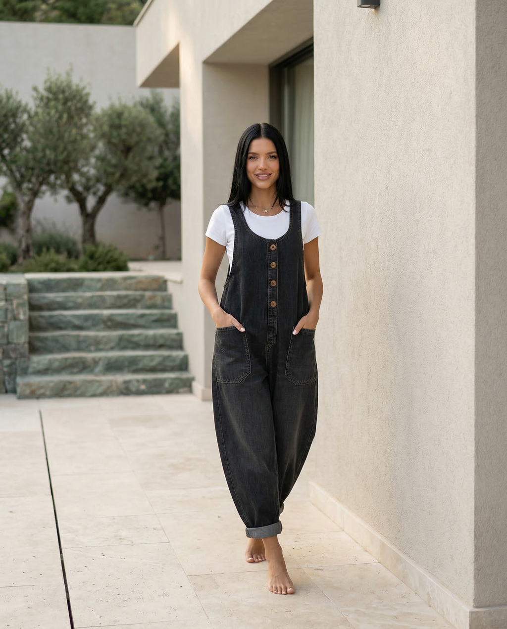 Casual denim jumpsuit voor vrouwen met knoopdetail en opgestikte zakken. 11