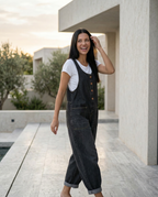 Casual denim jumpsuit voor vrouwen met knoopdetail en opgestikte zakken. 12