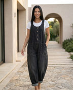 Casual denim jumpsuit voor vrouwen met knoopdetail en opgestikte zakken. 13