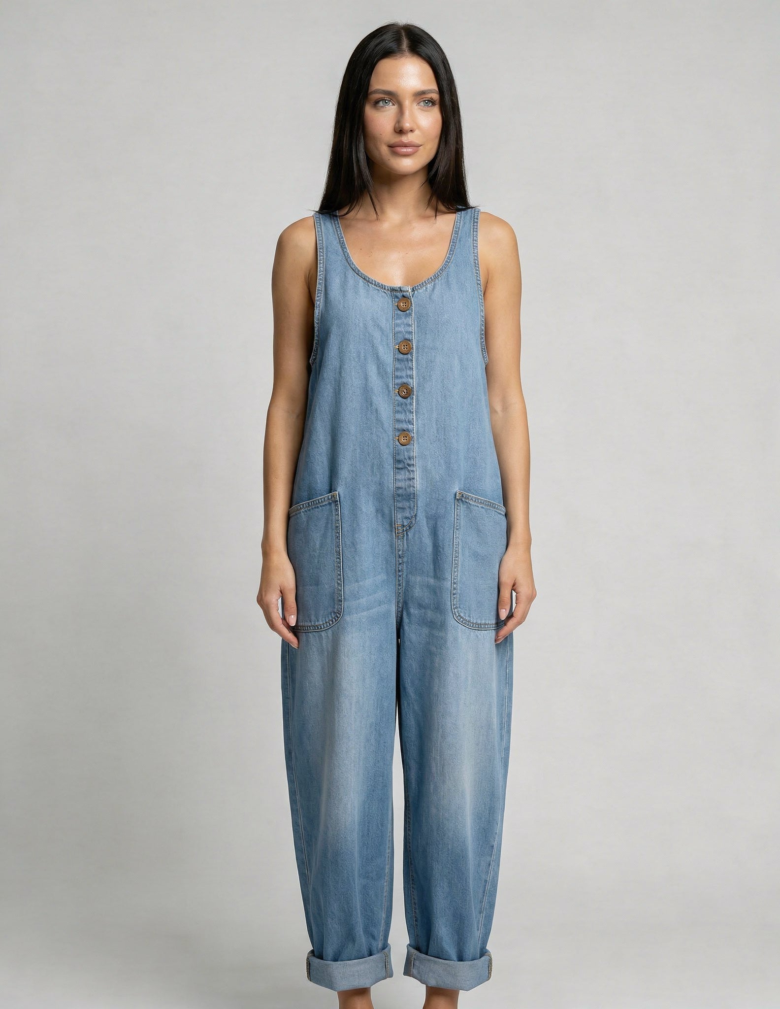 Casual denim jumpsuit voor vrouwen met knoopdetail en opgestikte zakken. 15