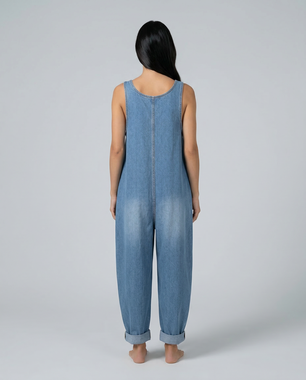 Casual denim jumpsuit voor vrouwen met knoopdetail en opgestikte zakken. 16