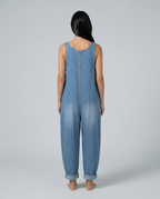Casual denim jumpsuit voor vrouwen met knoopdetail en opgestikte zakken. 16