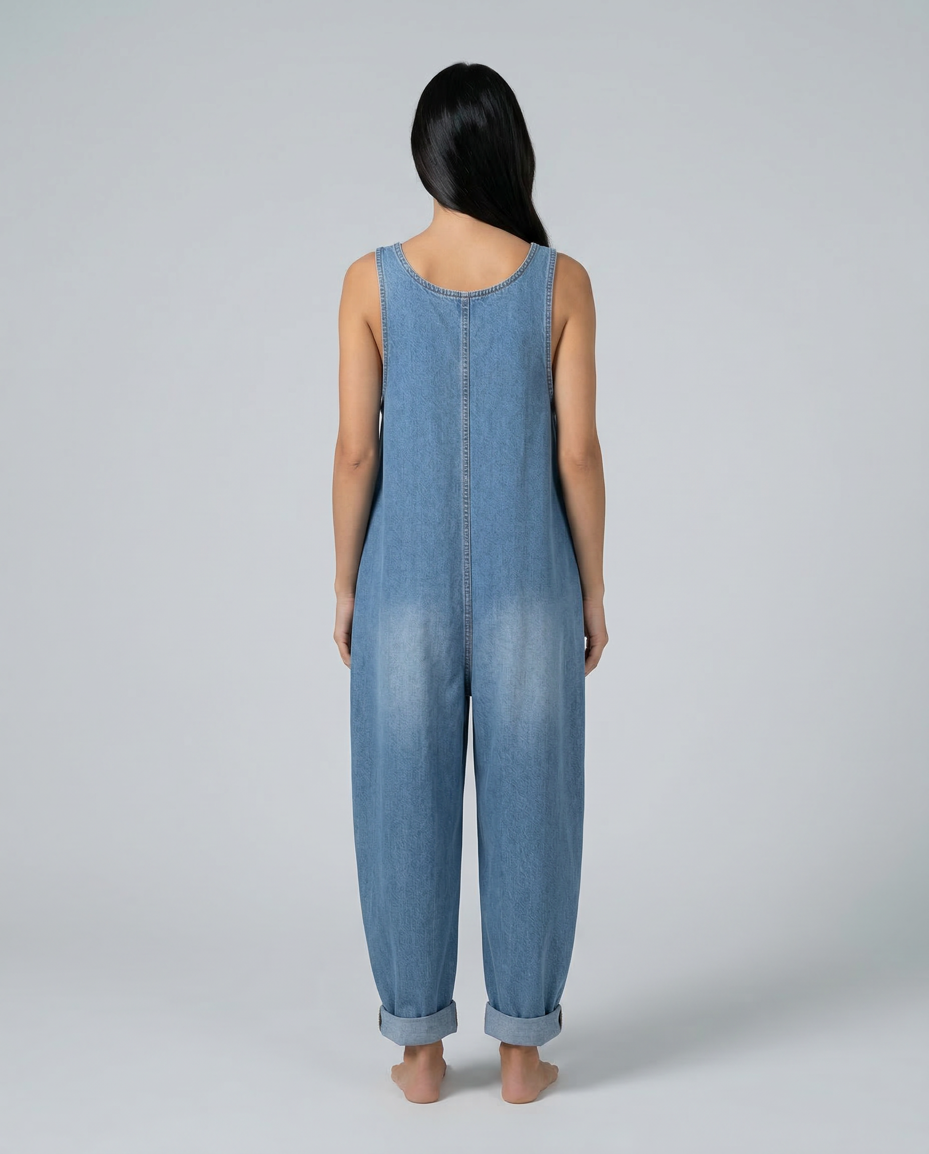 Casual denim jumpsuit voor vrouwen met knoopdetail en opgestikte zakken. 16