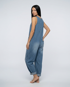 Casual denim jumpsuit voor vrouwen met knoopdetail en opgestikte zakken. 17