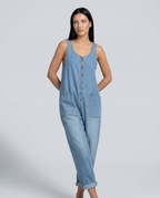 Casual denim jumpsuit voor vrouwen met knoopdetail en opgestikte zakken. 18