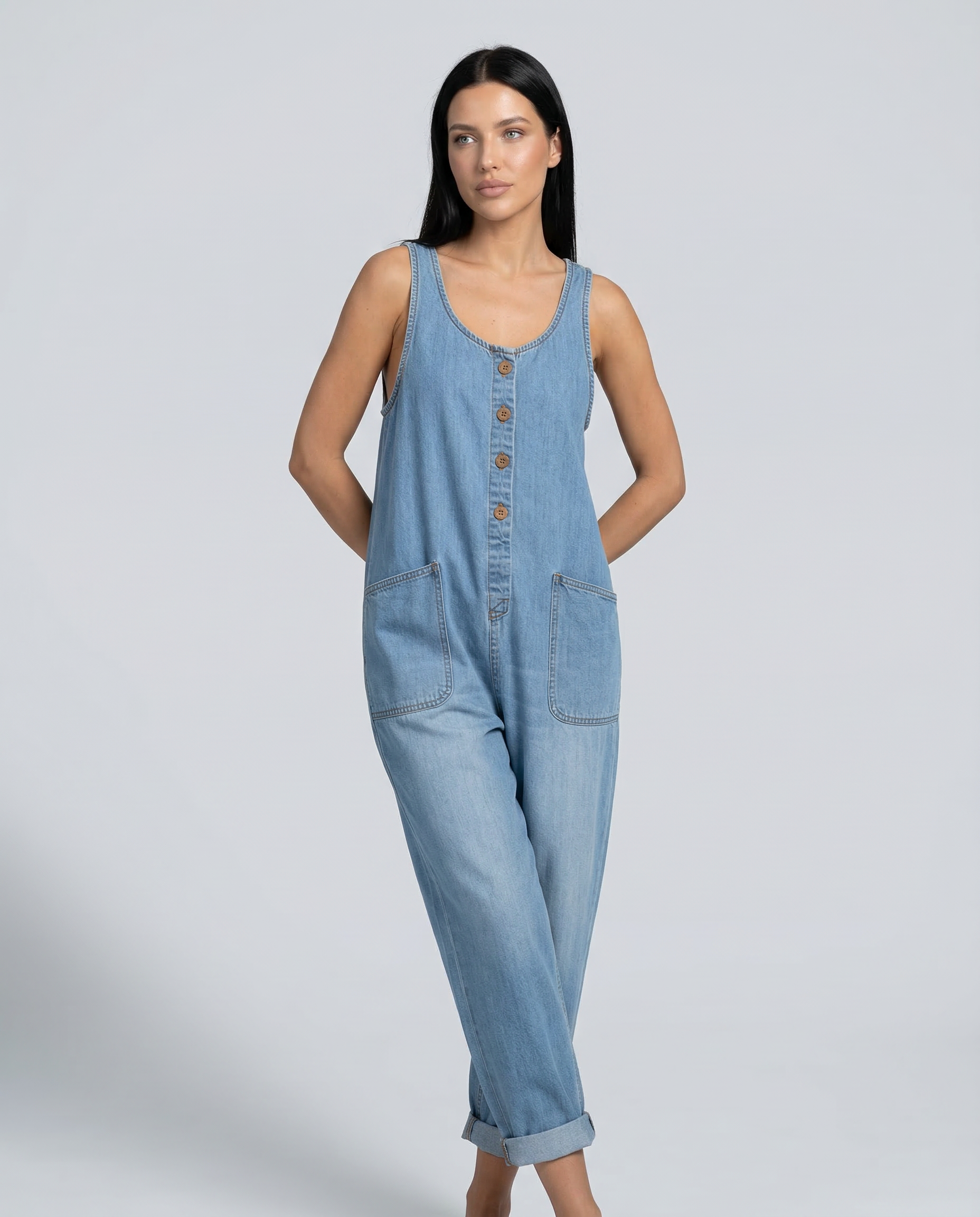 Casual denim jumpsuit voor vrouwen met knoopdetail en opgestikte zakken. 18