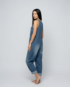 Casual denim jumpsuit voor vrouwen met knoopdetail en opgestikte zakken. 2