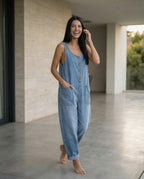 Casual denim jumpsuit voor vrouwen met knoopdetail en opgestikte zakken. 20