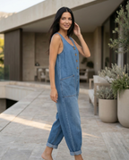 Casual denim jumpsuit voor vrouwen met knoopdetail en opgestikte zakken. 21