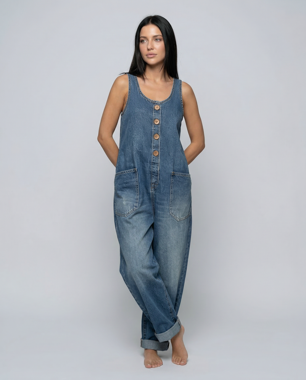 Casual denim jumpsuit voor vrouwen met knoopdetail en opgestikte zakken. 3