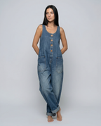 Casual denim jumpsuit voor vrouwen met knoopdetail en opgestikte zakken. 3