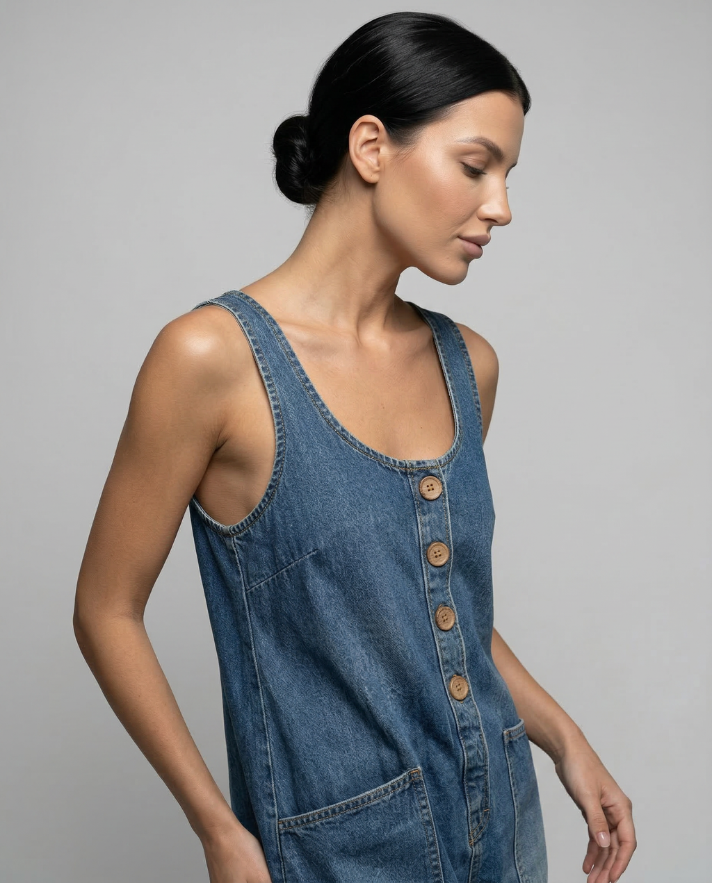 Casual denim jumpsuit voor vrouwen met knoopdetail en opgestikte zakken. 4
