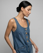 Casual denim jumpsuit voor vrouwen met knoopdetail en opgestikte zakken. 4