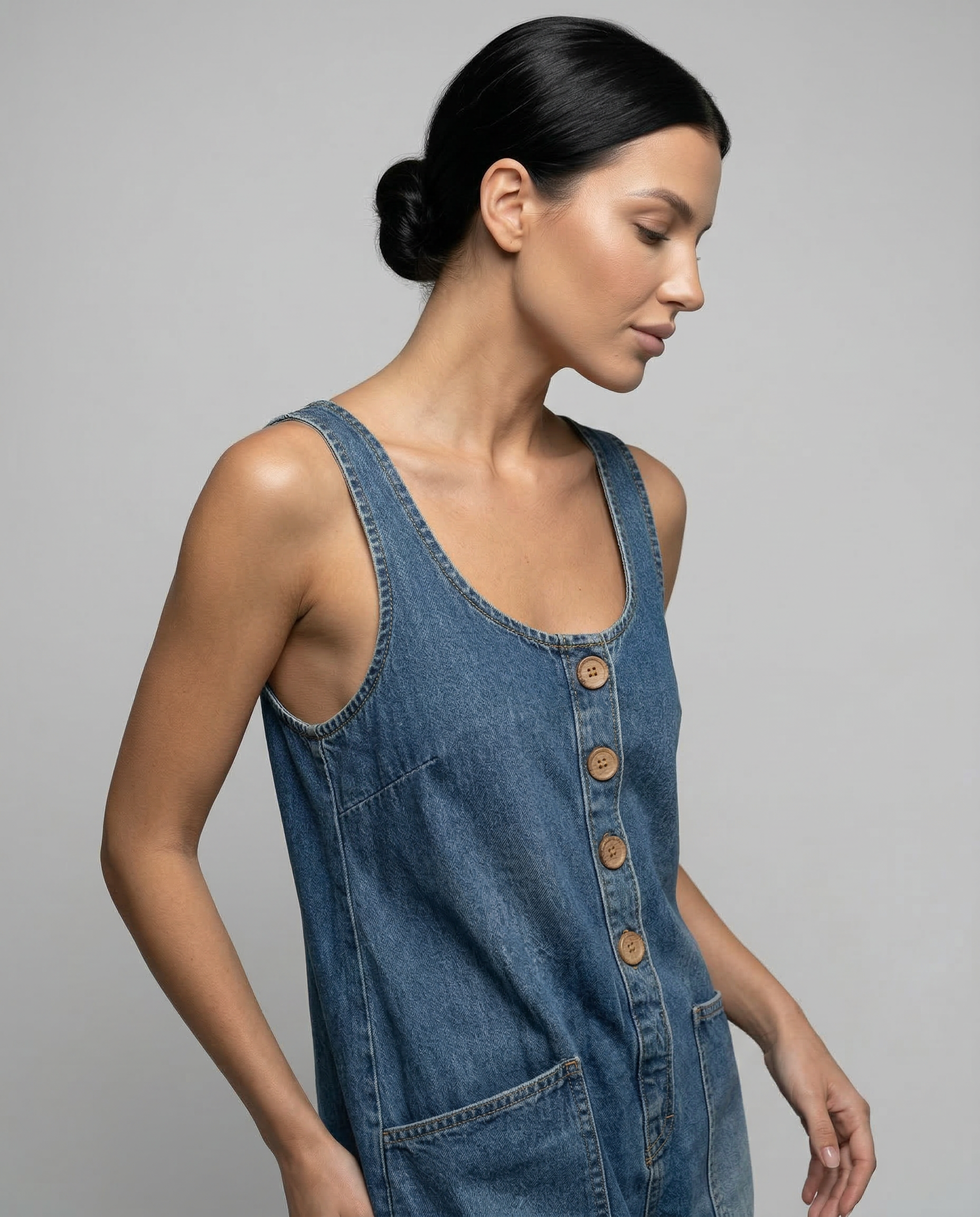 Casual denim jumpsuit voor vrouwen met knoopdetail en opgestikte zakken. 4