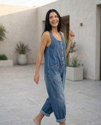 Casual denim jumpsuit voor vrouwen met knoopdetail en opgestikte zakken. 5
