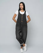 Casual denim jumpsuit voor vrouwen met knoopdetail en opgestikte zakken. 9