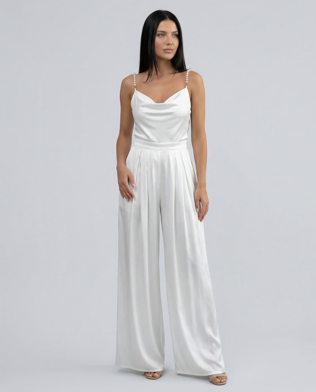 Ava wijde-pijpen mouwloze V-hals jumpsuit in wit en zwart.