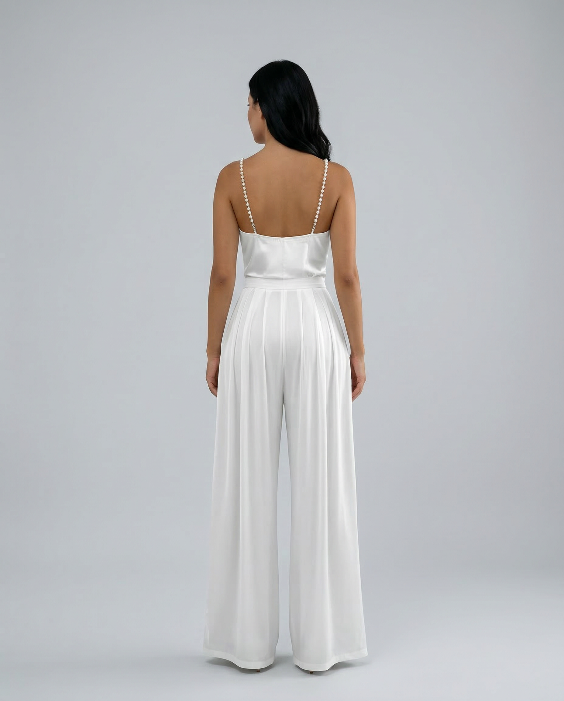 Ava wijde-pijpen mouwloze V-hals jumpsuit in wit en zwart. 2