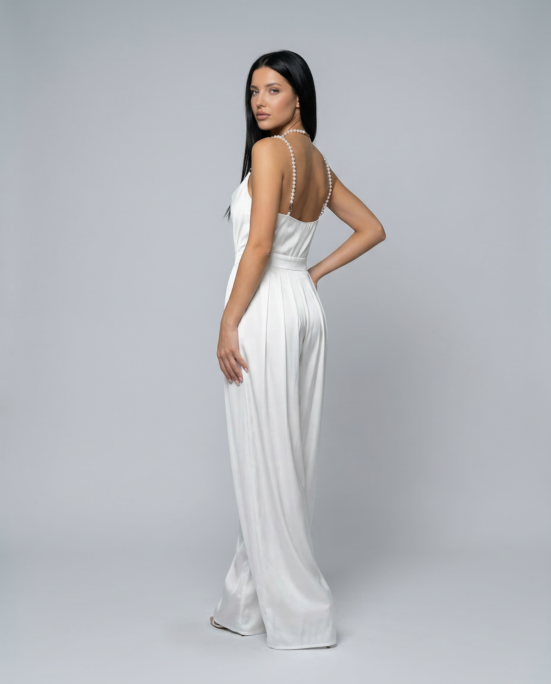 Ava wijde-pijpen mouwloze V-hals jumpsuit in wit en zwart. 3