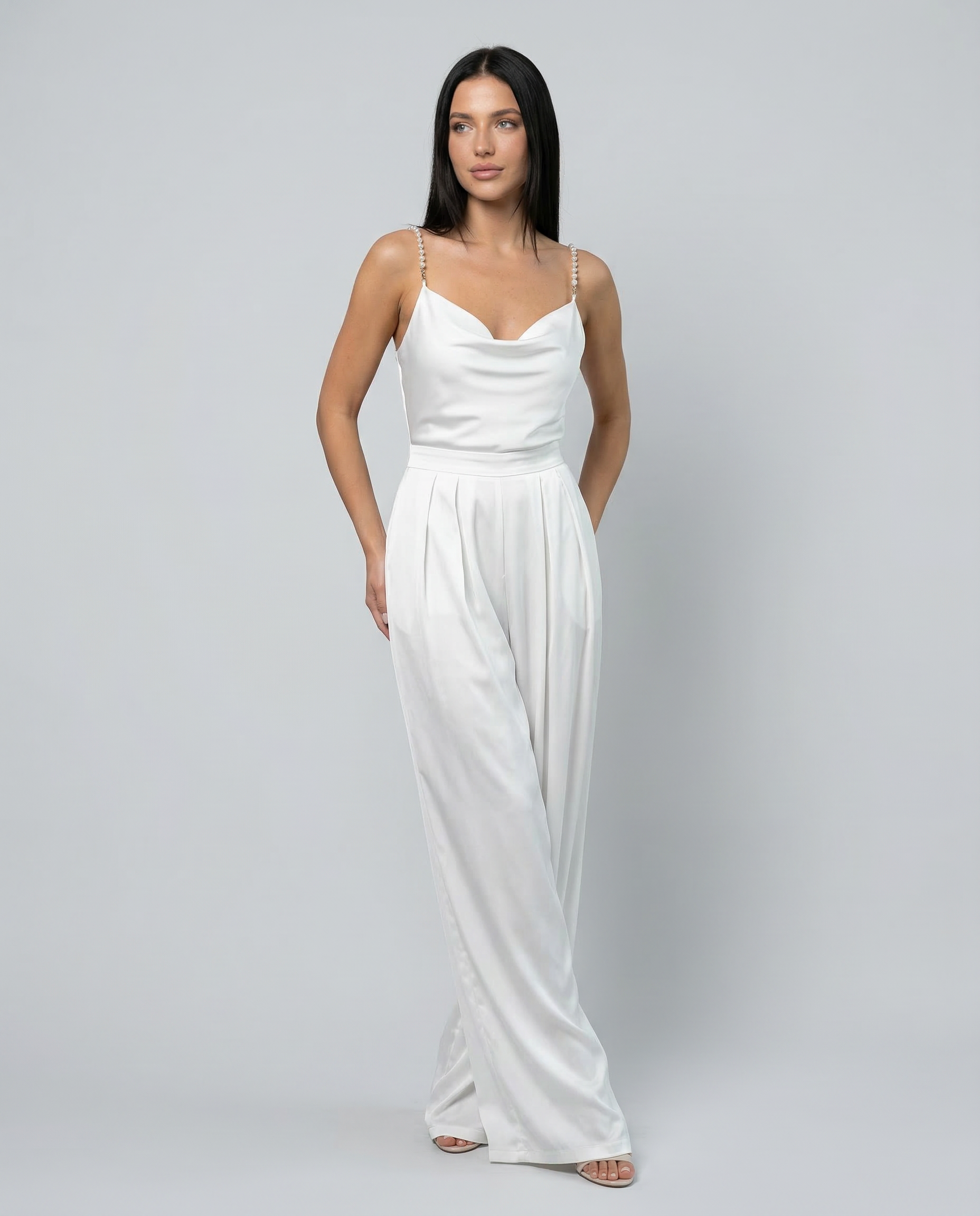 Ava wijde-pijpen mouwloze V-hals jumpsuit in wit en zwart. 4