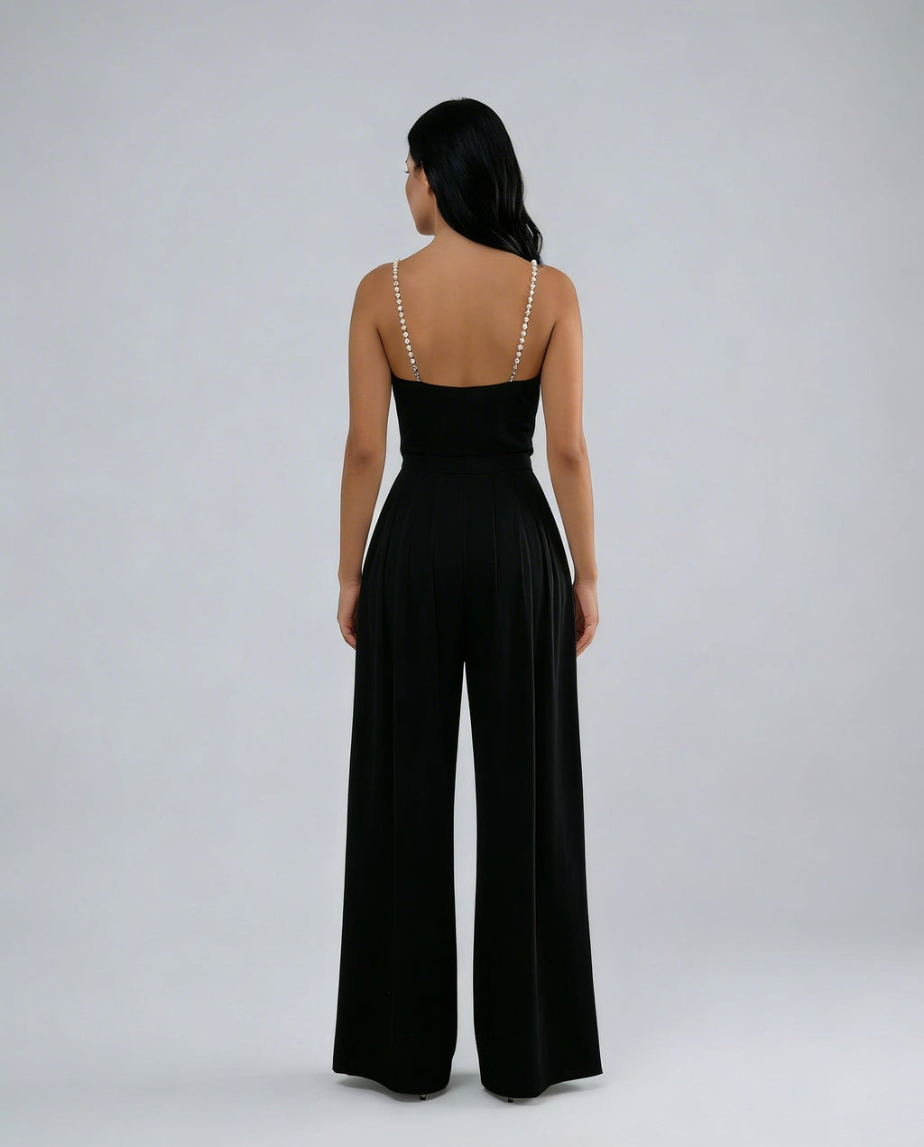 Ava wijde-pijpen mouwloze V-hals jumpsuit in wit en zwart. 6
