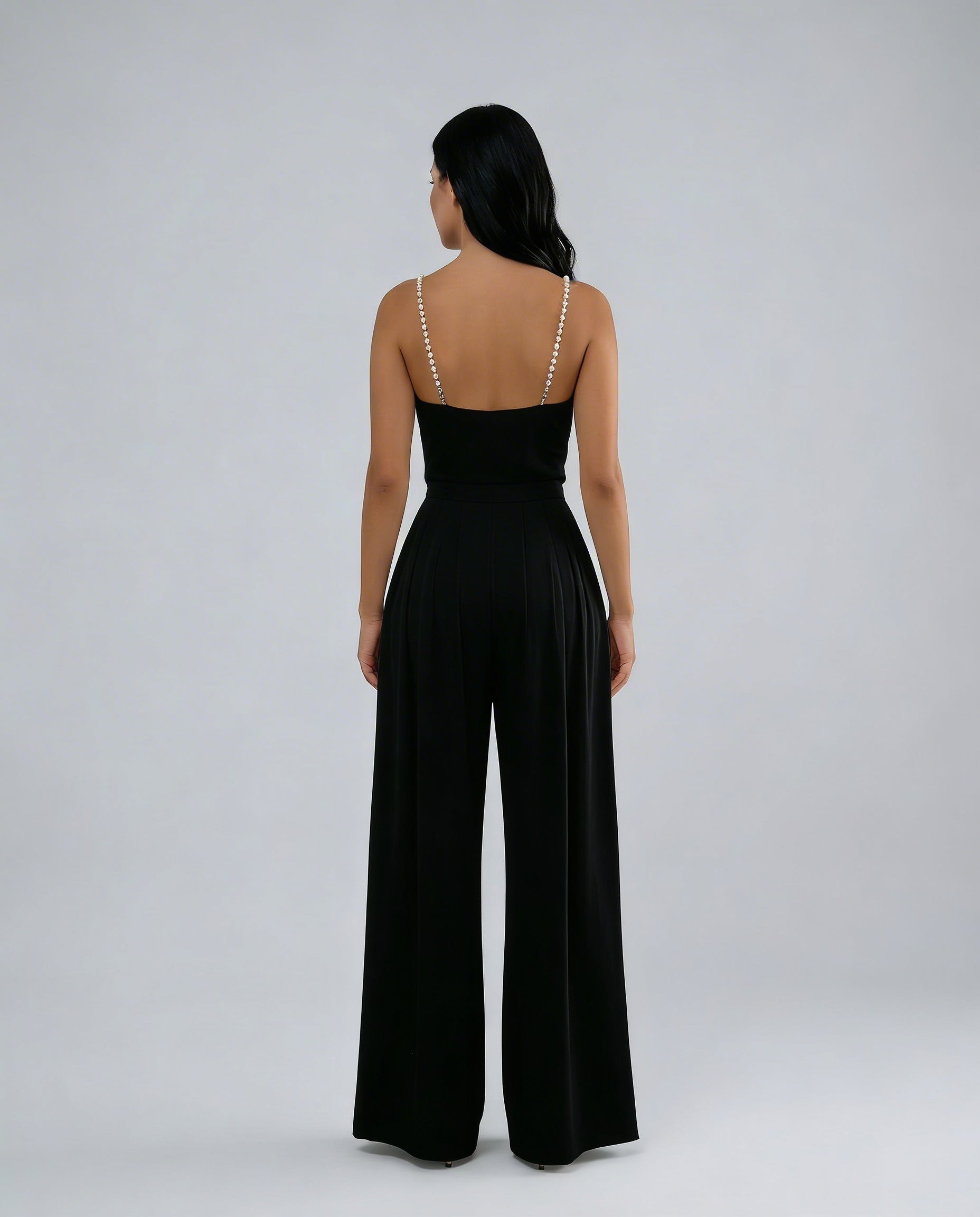 Ava wijde-pijpen mouwloze V-hals jumpsuit in wit en zwart. 6