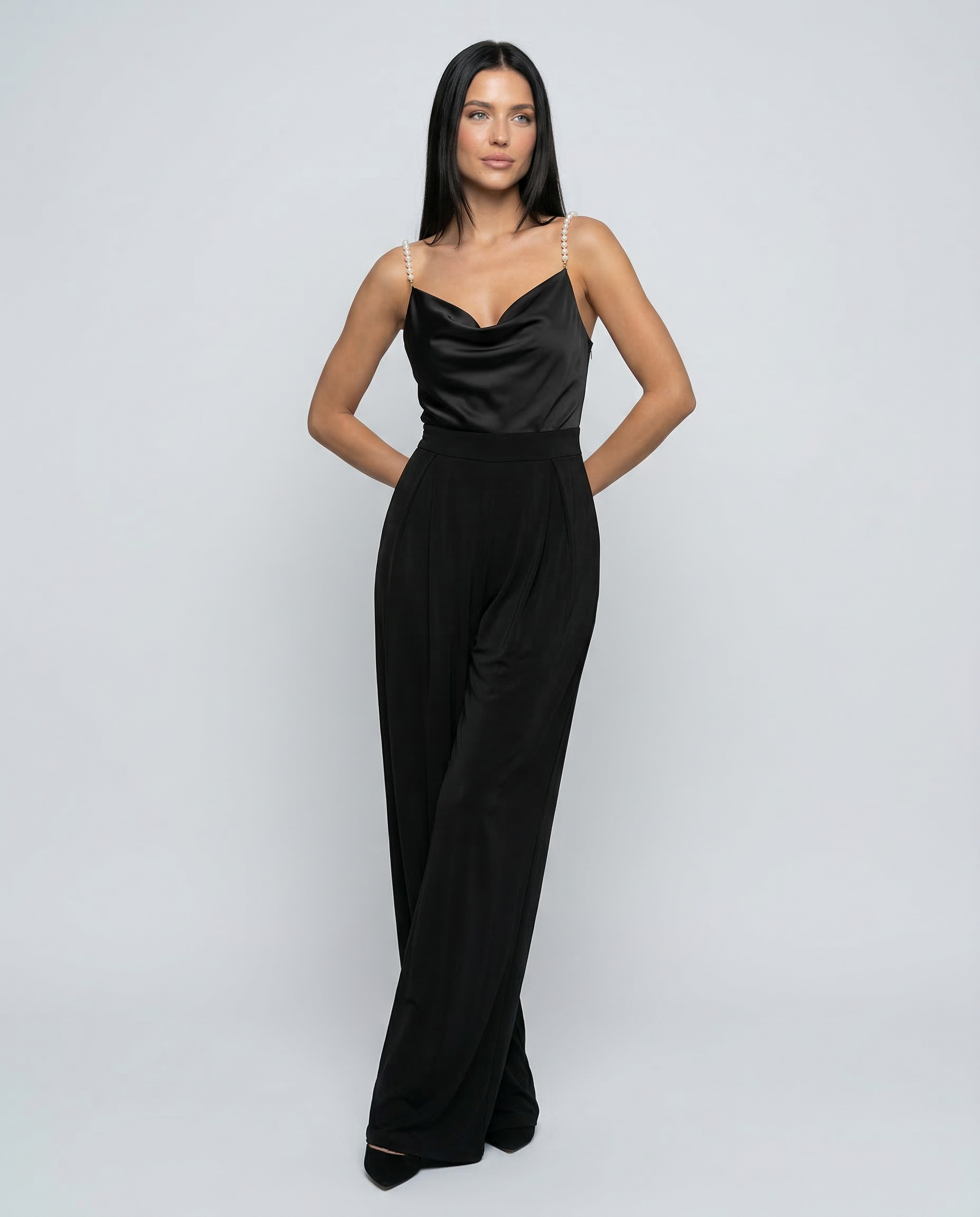 Ava wijde-pijpen mouwloze V-hals jumpsuit in wit en zwart. 7
