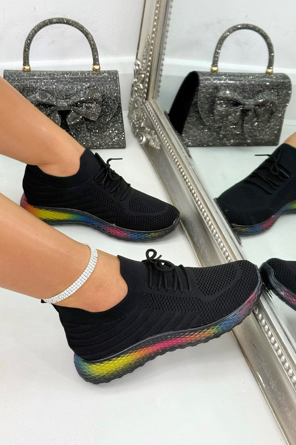 Comfort Stretch Neon Flow Trainers in zwart met neon details.