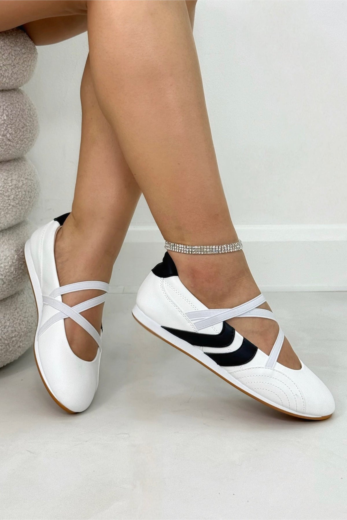 Comfortabele Mary Jane asymmetrische strap sneakers in wit voor vrouwen.