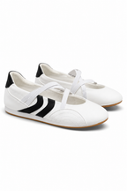 Comfortabele Mary Jane asymmetrische strap sneakers in wit voor vrouwen. 3