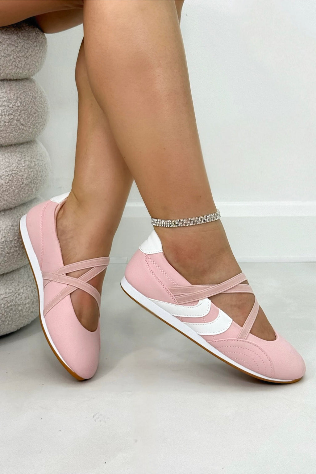 Comfortabele roze Mary Jane trainers met asymmetrische straps.