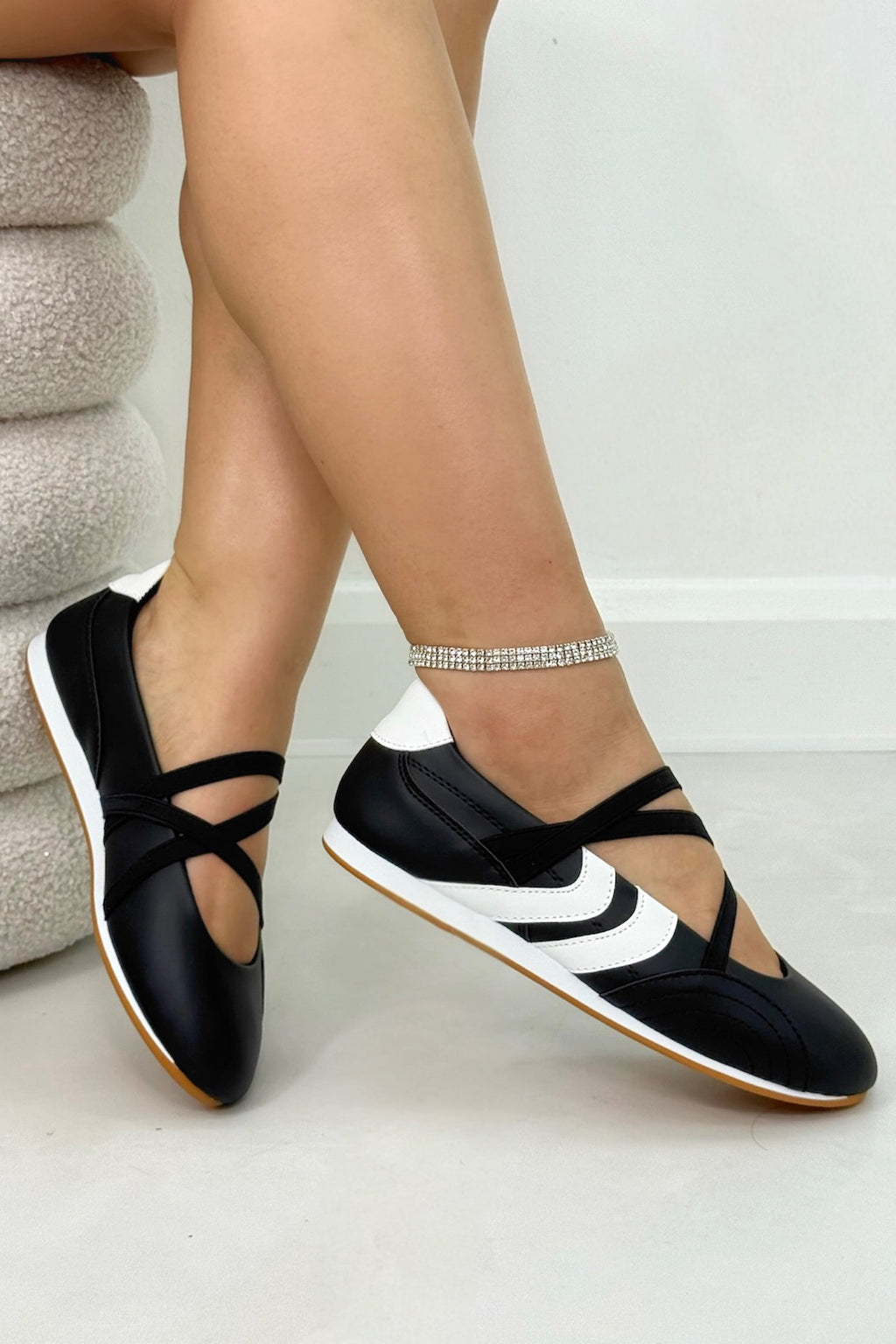 Comfortabele Mary Jane trainers in zwart met asymmetrische strap.