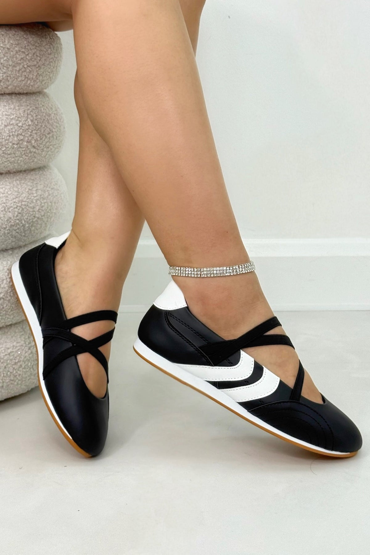 Comfortabele Mary Jane trainers in zwart met asymmetrische strap.
