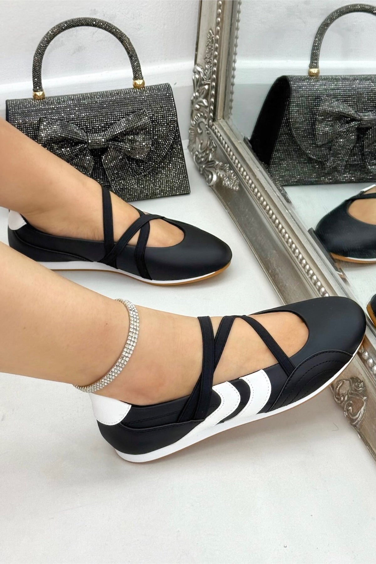 Comfortabele Mary Jane trainers in zwart met asymmetrische strap. 2