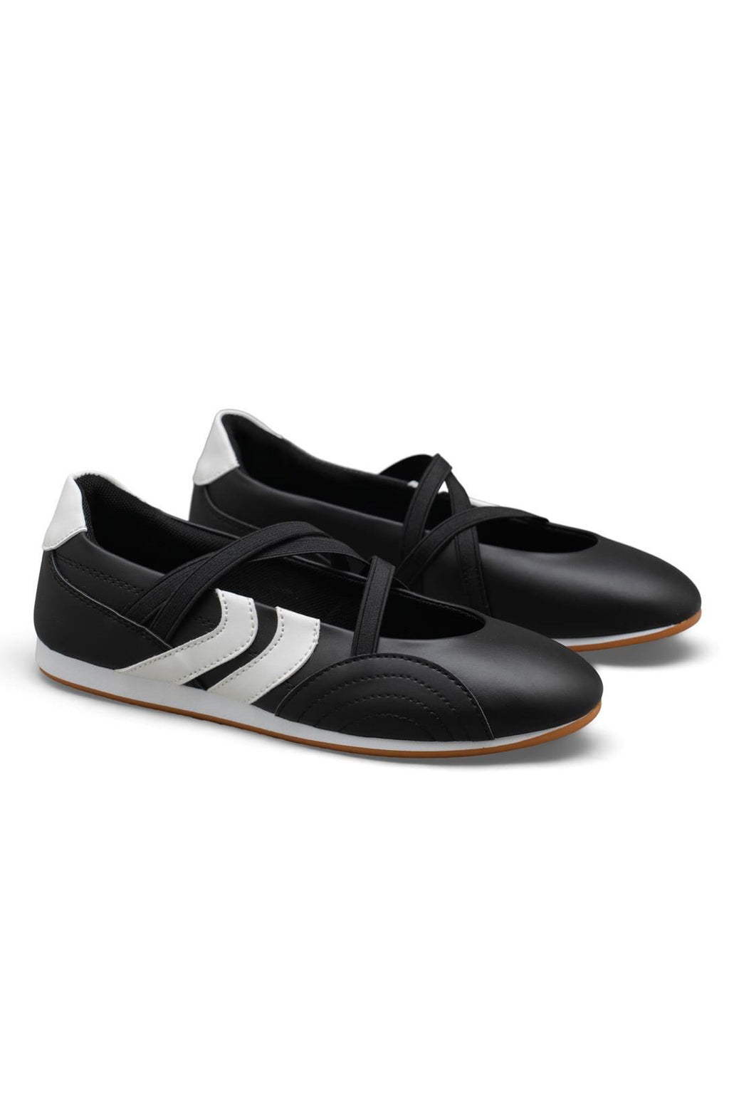 Comfortabele Mary Jane trainers in zwart met asymmetrische strap. 3