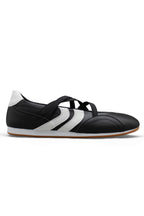 Comfortabele Mary Jane trainers in zwart met asymmetrische strap. 4