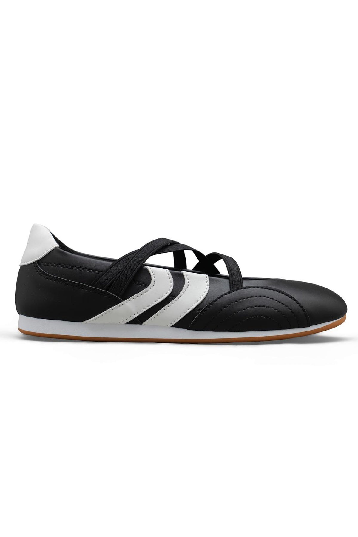Comfortabele Mary Jane trainers in zwart met asymmetrische strap. 4