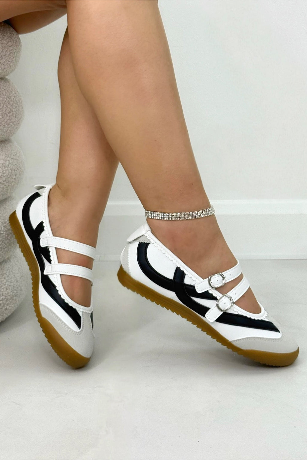 Comfortabele Mary Jane Eclipse Strap Trainers in wit met criss-cross banden en metalen gespen. 2