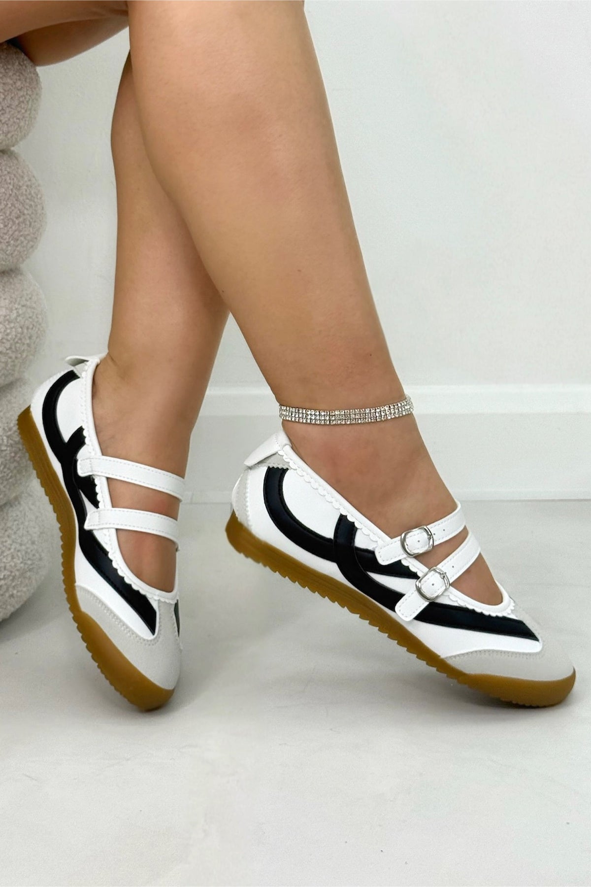 Comfortabele Mary Jane Eclipse Strap Trainers in wit met criss-cross banden en metalen gespen. 2